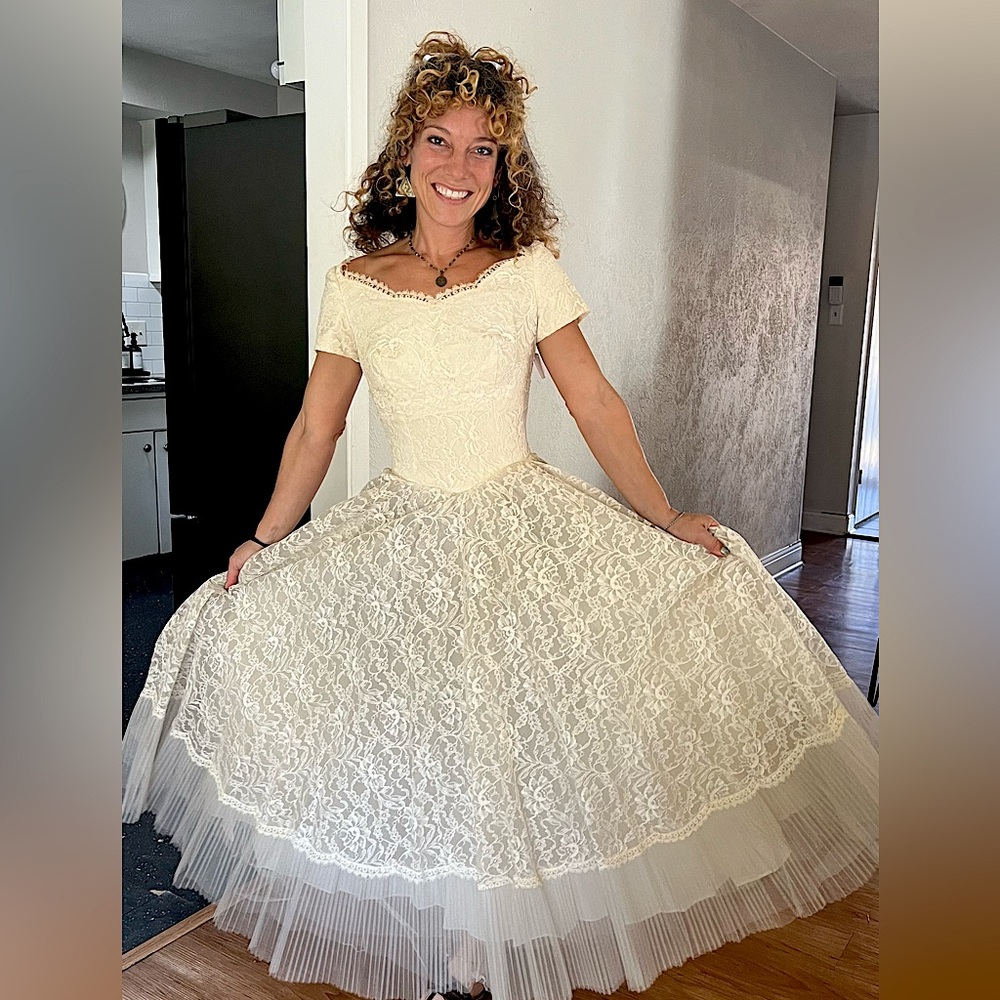 Vintage 1950’s lace and pleated tulle wedding dress size 0/2